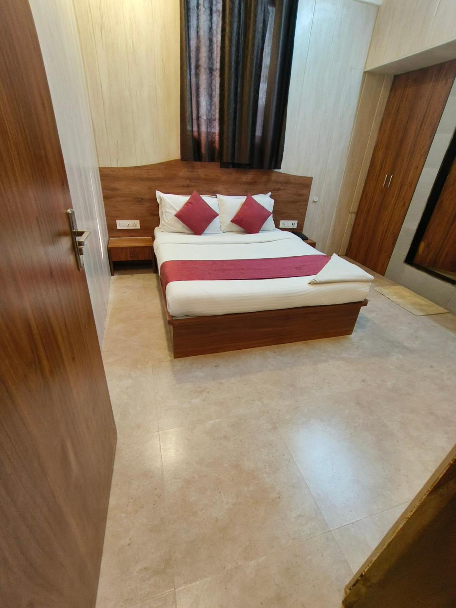 Hotel Crown Juhu Bombay